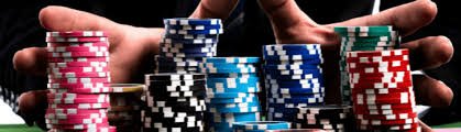 Live Baccarat Table တွင် Dealer ကတ်မျောနေသောမြင်ကွင်း